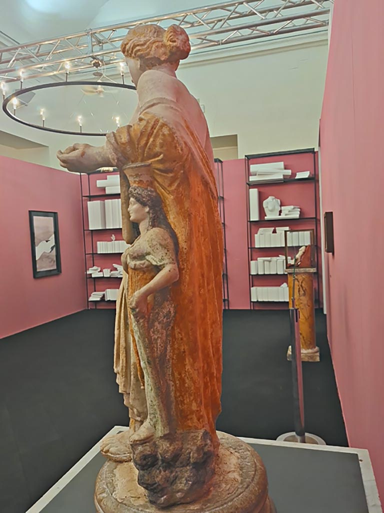 I.2.17 Pompeii. October 2023.
Side and rear view of statuette of Venus from Room 13, east wall, found in March 1873.
Now in Naples Archaeological Museum. Inventory number 109608.
On display in “L’altro MANN” exhibition, October 2023. Photo courtesy of Giuseppe Ciaramella.