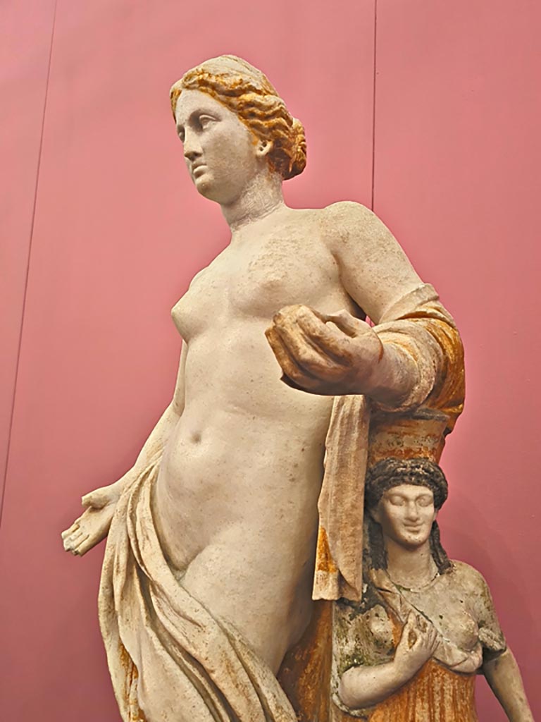 I.2.17 Pompeii. October 2023.
Detail of statuette of Venus from Room 13, east wall, found in March 1873.
Now in Naples Archaeological Museum. Inventory number 109608.
On display in “L’altro MANN” exhibition, October 2023. Photo courtesy of Giuseppe Ciaramella.