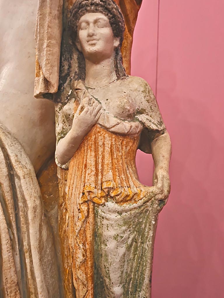 I.2.17 Pompeii. October 2023.
Detail of the small statuette at the side of Venus, which she leans on, from Room 13, east wall, found in March 1873.
Now in Naples Archaeological Museum. Inventory number 109608.
On display in “L’altro MANN” exhibition, October 2023. Photo courtesy of Giuseppe Ciaramella.