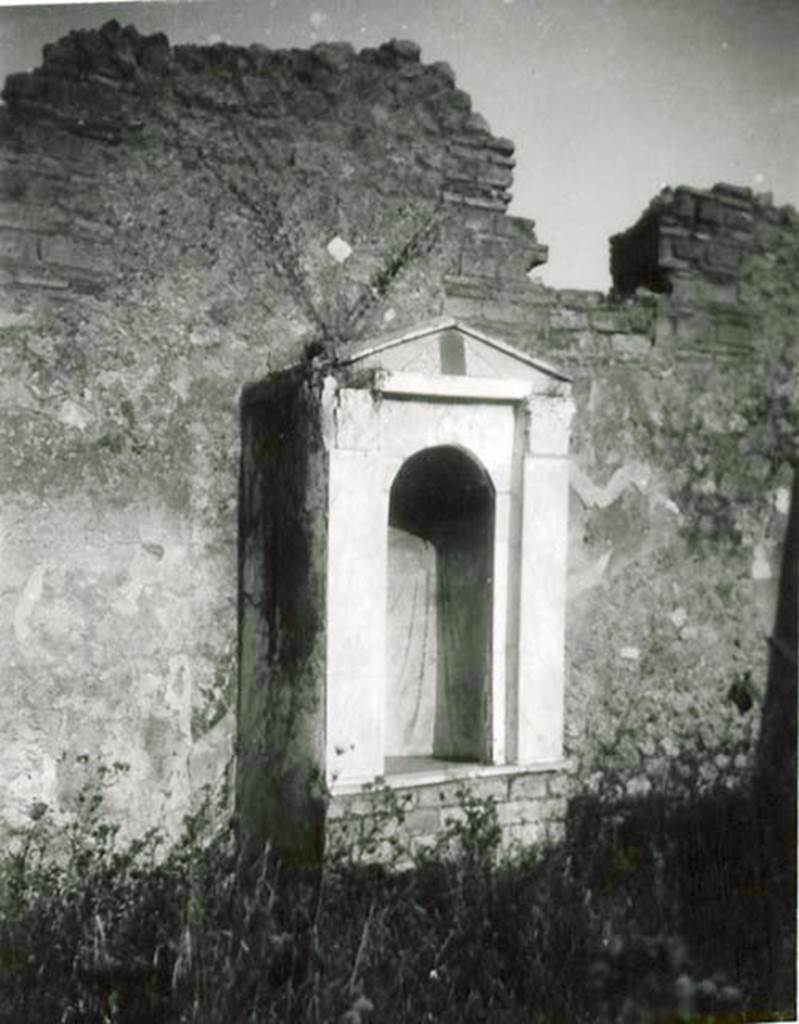 1.2.17 Pompeii. 1935 photo taken by Tatiana Warscher. Looking towards east wall, with shrine to Venus. This originally contained a statue of Venus.
See Warscher T., 1935. Codex Topographicus Pompeianus: Regio I.2. (no.31), Rome: DAIR, whose copyright it remains.