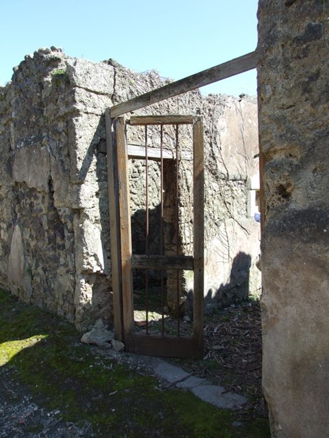 I.2.17 Pompeii. September 2005. Entrance fauces, looking south into Atrium.