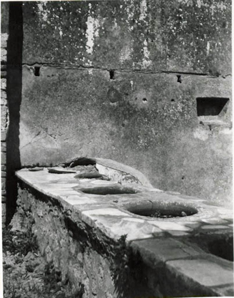 I.2.18-19 Pompeii. 1935 photo taken by Tatiana Warscher. Looking across counter towards east wall with recess.
See Warscher T., 1935. Codex Topographicus Pompeianus: Regio I.2. (no.34), Rome: DAIR, whose copyright it remains.