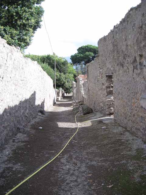 Pompeii. I.19. September 2005. Vicolo del Citarista looking south. Sidewall of I.2.18/I.2.19