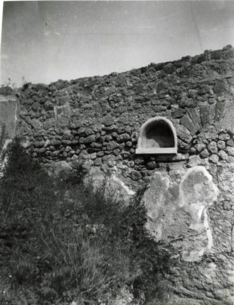 I.2.20 Pompeii. 1935 photo taken by Tatiana Warscher. Looking towards north wall of garden with niche. Warscher noted “La pittura del larario è svanita”. (translation: The lararium painting had vanished).
See Warscher T., 1935. Codex Topographicus Pompeianus: Regio I.2. (no.35), Rome: DAIR, whose copyright it remains.