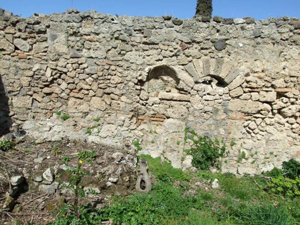 I.2.20 Pompeii. March 2009. North wall of garden area, with niche.
Under the niche was a painting of a big crested serpent, creeping through plants to an altar, on which were various fruits and a pine-cone. Above these, and at the sides of a terrestrial globe with a crescent moon and stars, were the figures of Bacchus and Fortuna. Nothing remains today.
See Pappalardo, U., 2001. La Descrizione di Pompei per Giuseppe Fiorelli (1875). Napoli: Massa Editore. p.36