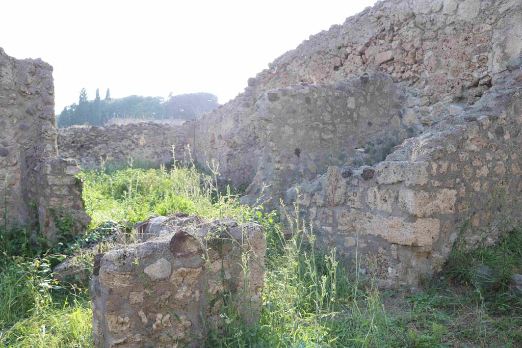 I.2.21 on the left, and I.2.20 on the right, Pompeii. September 2018. Entrances, looking west. Photo courtesy of Aude Durand.
