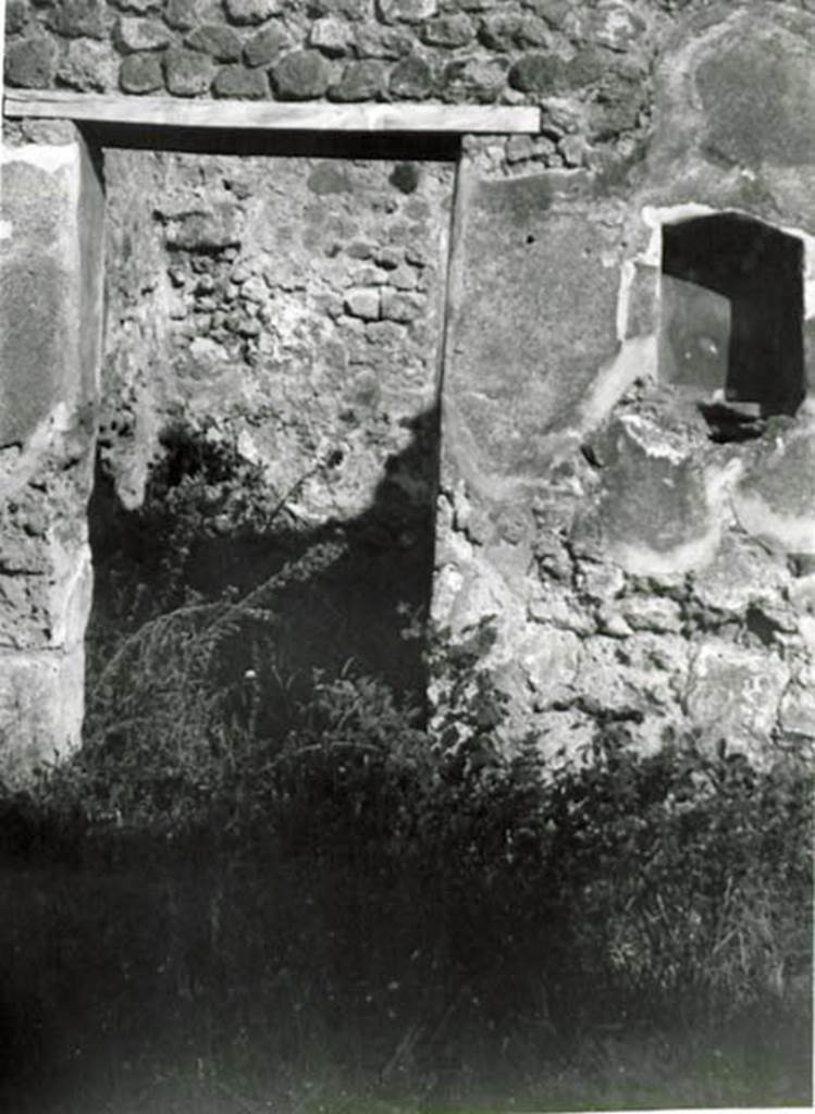 I.2.22 Pompeii. 1935 photo taken by Tatiana Warscher. Doorway to room 4, in north wall of atrium or shop-room.
See Warscher T., 1935. Codex Topographicus Pompeianus: Regio I.2. (no.38), Rome:DAIR, whose copyright it remains. Warscher described this photograph as “la porta d’un cubicolo”.