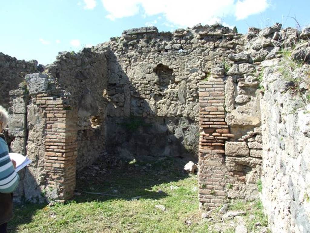 I.2.22 Pompeii. March 2009. Room 6, in north east corner of open garden area.
According to Warscher, the north wall seemed to have been very old. “Il muro nord sembra essere molto antico, giacche si vedono i gruppi delle pietre di lava, come per esempio nella stanza “f” (our room 6). Le pareti che separano le stanze “f” e “g” (rooms 6 and 7) dalla grande stanza “e” (room 5) sono di tufo. Nell’epoca tarda queste pareti sono state ingrandite con mattoni”. (see picture 40 below).
See Warscher T., 1935. Codex Topographicus Pompeianus: Regio I.2. Rome: DAIR, whose copyright it remains.