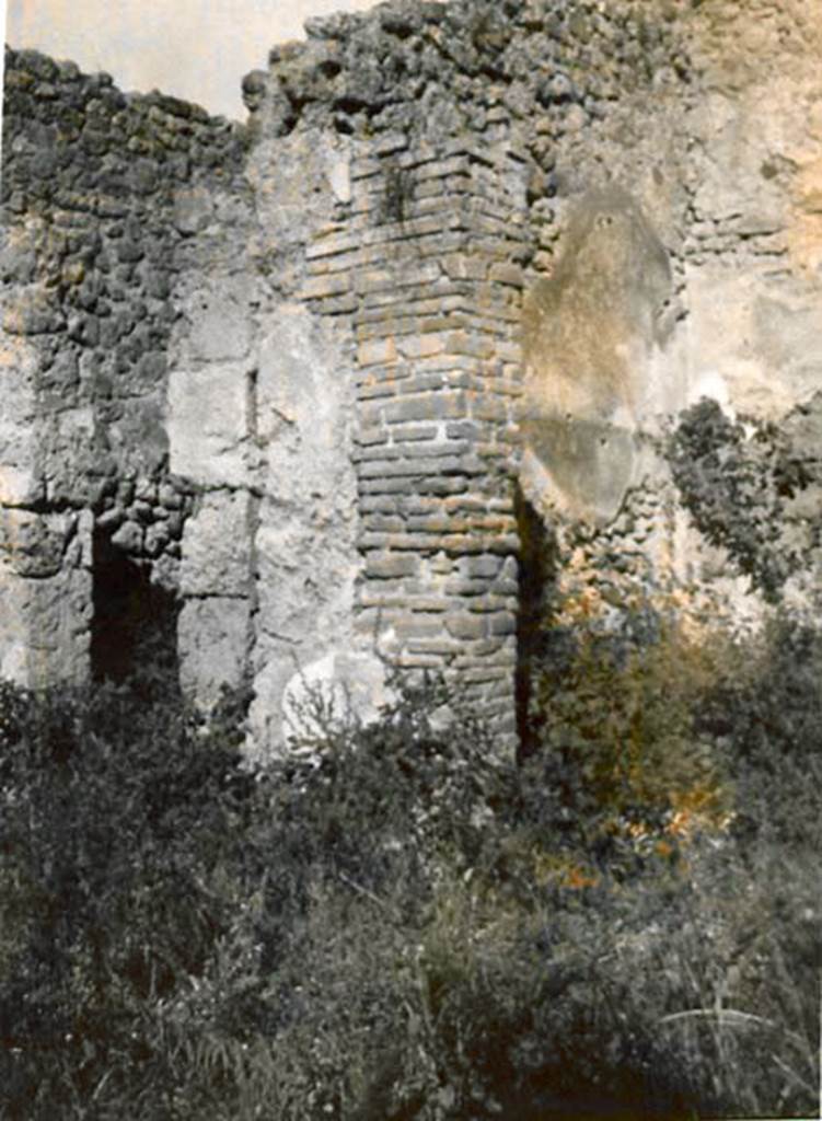 I.2.22 Pompeii. 1935 photo taken by Tatiana Warscher. Looking towards north side of open garden area, towards pilaster separating room 7 (on left) and room 6, (on right).
See Warscher T., 1935. Codex Topographicus Pompeianus: Regio I.2. (no.40), Rome: DAIR, whose copyright it remains.
