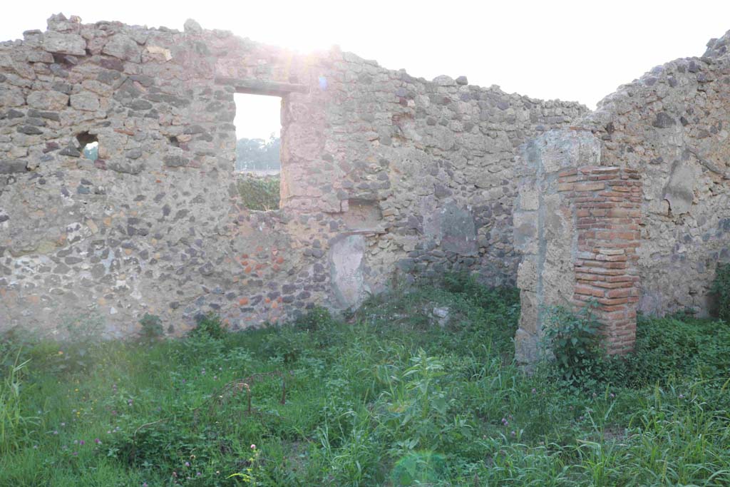 I.2.22 Pompeii. September 2018.
Looking north-west across room 5, the garden area, towards small room 7 in north-west corner. Photo courtesy of Aude Durand.