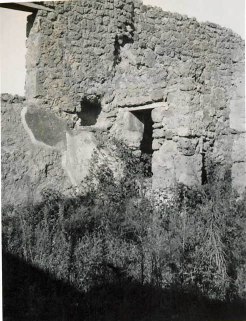 I.2.22 Pompeii. 1935 photograph taken by Tatiana Warscher. Looking towards north-west corner of open area, with window overlooking I.2.24, in the west wall.
According to Warscher, “Una grande finestra nel muro ovest illuminava la stanza “L” della casa I.2.24.
See Warscher T., 1935. Codex Topographicus Pompeianus: Regio I.2. (no.39), Rome: DAIR, whose copyright it remains. (translation: A large window in the west wall lit the room “L” of house I.2.24”).
