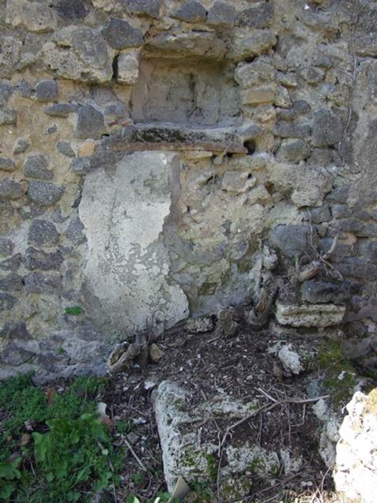 I.2.22 Pompeii. March 2009. Room 5. Small niche in West wall of Garden area.