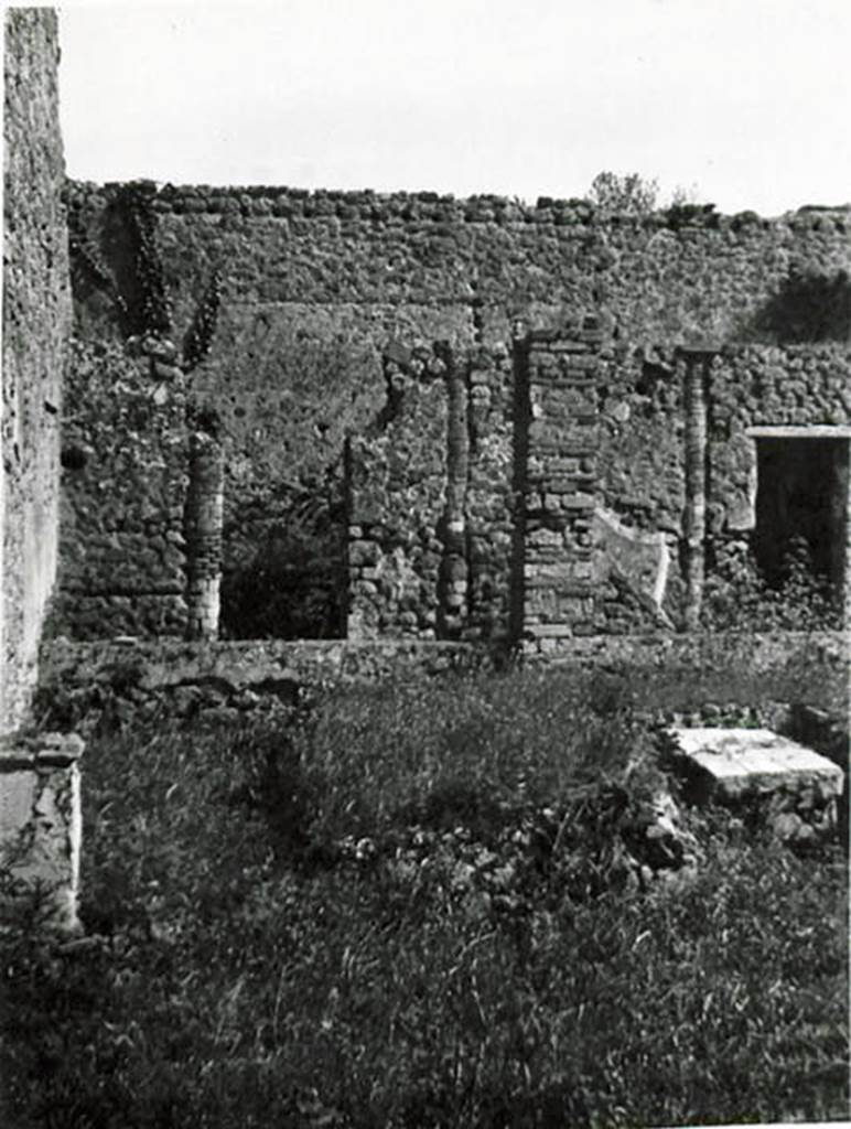 I.2.24 Pompeii. 1935 photo taken by Tatiana Warscher. Looking south across peristyle over remains of the triclinium, towards the rooms on the south side. On the left, the altar base can be seen, (see description from Boyce, on one of the photos above).
See Warscher T., 1935. Codex Topographicus Pompeianus: Regio I.2. (no. 46), Rome: DAIR, whose copyright it remains.
According to Warscher, quoting Bull. Inst. 1874, p.255-256, –
I.2.24. “Evidentemente in origine il peristilio aveva 6 colonne di mattoni verso O, e 4 verso S, congiunte da un muricciuolo alto m. 0,52, e coi suoi portici occupava tutta quella parte della casa, dimodochè intorno ad esso non vi erano camere, ad eccezione del triclinio, il quale benchè si apra sul peristilio, sta però piuttosto accanto all’atrio.
Più tardi però, quando si cercò di guadagnar più camere, qui pure, come in tante altre case, il peristilio dovette subire cambiamenti. L’estremità settentrionale, cioè del portico occidentale fu trasformata in una cameretta, nel cui muro orientale è conservata ancora una colonna. Tale cameretta ha la porta verso S ed una finestra verso E sul viridarium; nell’angolo SE di essa un rialzo di materiale mostra l’impressione d’un vaso rotondo.
Inoltre si inchiusero in un muro le colonne meridionali, trasformando quel portico in due camere, di cui la prima (da E serviva di cucina: vi si trova focolare, forno e cesso).
Per supplire poi al portico così perduto, fra la penultima, adesso ultima, delle colonne occidentali e il muro orientale si costruì un pilastro quadrato: una trave, che congiunse colonna, pilastro e mura, dovette sorreggere il tetto dalla parte del viridario trasformata così in un portico. Più tardi soltanto quel pilastro fu congiunto col muro e colla colonna da un muricciuolo come quello del lato occidentale. - Tutti questi cambiamenti si riconoscono in modo indubitabile: I muri delle camere verso S sono appoggiati soltanto al muro meridionale, non congiunti con esso, e la stessa decorazione del peristilio continua nelle camere. Altri cambiamenti, che però ne’dettagli non è possibile di rintracciare, ci vengono accennati da una porta murata che all’estremità verso E del portico meridionale congiungeva una volta questo peristilio colla casa adiacente. - Presso l’angolo SO, accanto alle camere meridionali, una parte del suolo è innalzata un poco e inchiusa a linea curva verso E da un muricciuolo (alto m. 0,61 di fuori, 0,52 di dentro), del resto da un margine poco elevato; e chiara ne è la destinazione: vi si trovarono alcune anfore, appoggiate al muro. - Sul lato meridionale del pilastro summentovato troviamo la seguente iscrizione, la cui significazione sarà simile a quella dell’iscrizione de’librari; siccome però è scritta a carbone, così non sene poteva leggere che questo:
Q VERANIVS RVFVS C POMIO IIVS CALVS
VEDIVS SIRICVS C SANT III
RENTIVS FELIC (CIL IV. 3952)
(translation: I.2.24 “Evidently the original peristyle would have had 6 masonry columns towards the west side, and 4 towards the south, joined by a wall 0,52m high, and with its porticoes covering all that part of the house, so around it there were no rooms, with the exception of the triclinium, which although it opened onto the peristyle, it was however rather near to the atrium. Later though, when more rooms were sought, as in many other cases, the peristyle underwent changes. The northern end of the western portico was altered into a room, in the east wall of which, a column was still preserved. This room had a door towards the south and a window towards the east onto the garden: in the south-east corner a prominence of material showed the impression of a round pot. Also enclosed into a wall were the southern columns, transforming this portico into two rooms, of which the first (from the east, used as a kitchen: hearth, oven and latrine).To compensate for the lost portico, a square pillar was built between the penultimate and last western columns and the eastern wall; a