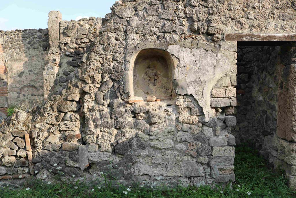 I.2.24 Pompeii. September 2018.
Looking towards east half of south wall of atrium, with niche. The stairs are behind the wall on the left. Photo courtesy of Aude Durand.