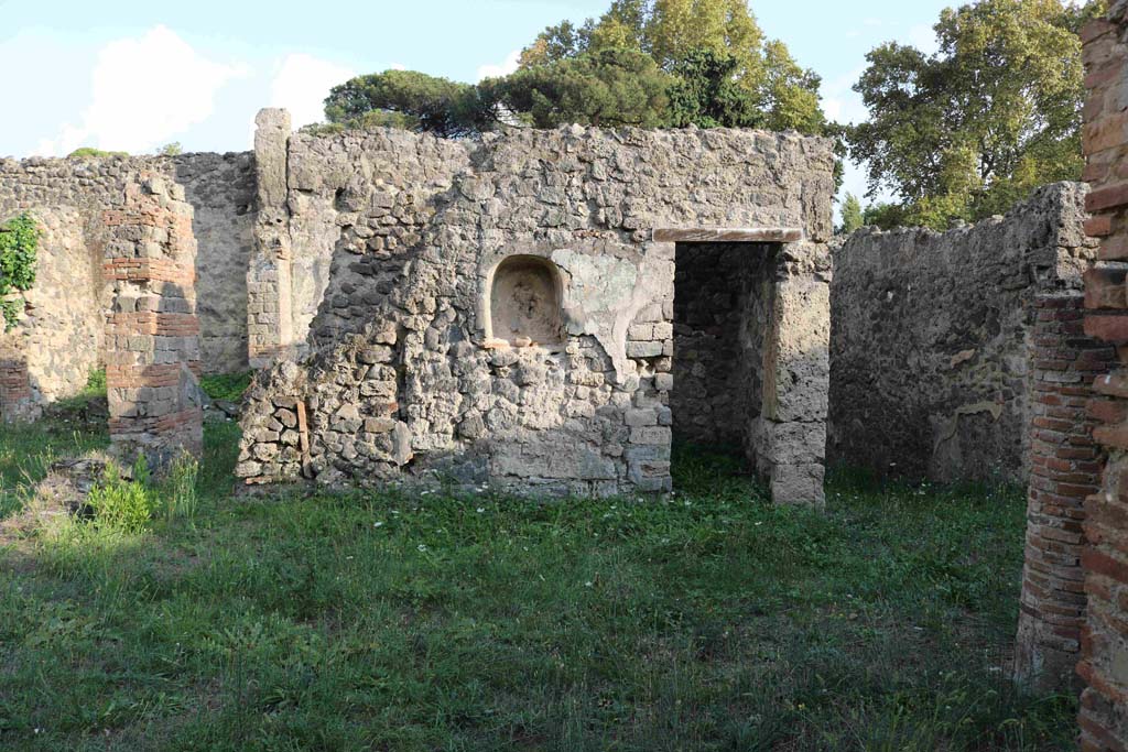 I.2.24 Pompeii. September 2018.
Looking across atrium towards south wall, on the right is the entrance corridor. Photo courtesy of Aude Durand.
