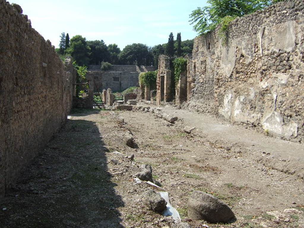 I.5 Pompeii. September 2005. Vicolo del Conciapelle looking west . Wall of I.2.24.