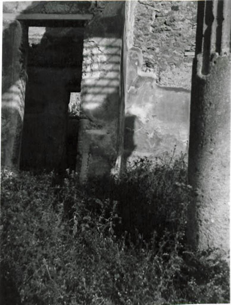 I.2.28 Pompeii. 1935 photo taken by Tatiana Warscher. Warscher wrote �
I.2.28 �La parte inferiore della colonna dell�impluvio riempita dello stucco secondo la modo dell�epoca tardiva e la porta della stanza �c�.
Looking towards north-west corner of atrium, with doorway to cubiculum.
See Warscher T., 1935. Codex Topographicus Pompeianus: Regio I.2. (no. 53), Rome: DAIR, whose copyright it remains.
