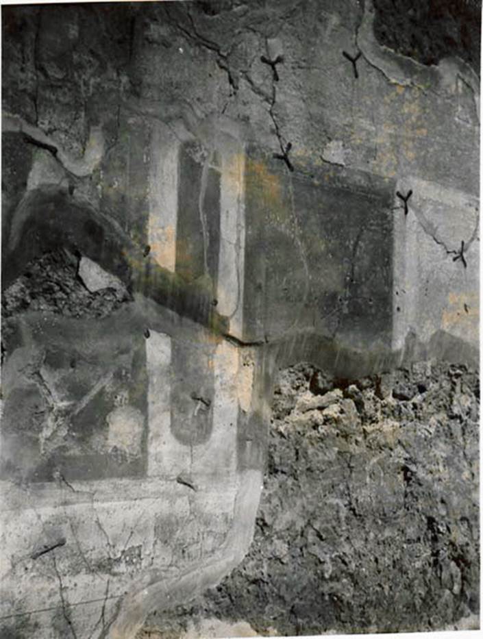 I.2.28 Pompeii. North wall of triclinium. 1935 photo taken by Tatiana Warscher, described as �I resti della decorazione della parete nord�. (translation: �The remains of the decoration from the north wall�.
See Warscher T., 1935. Codex Topographicus Pompeianus: Regio I.2. (no.60), Rome: DAIR, whose copyright it remains.
Warscher quoting Bull. Inst. 1873, p. 244, described � �Un paesaggio pure era dipinto sul muro dirimpetto, ma vi si riconosce soltanto un tempietto ed una parte del cielo�.
(translation: �A landscape was still painted on the wall opposite, but there only can only recognise a temple and a part of the sky�.)
