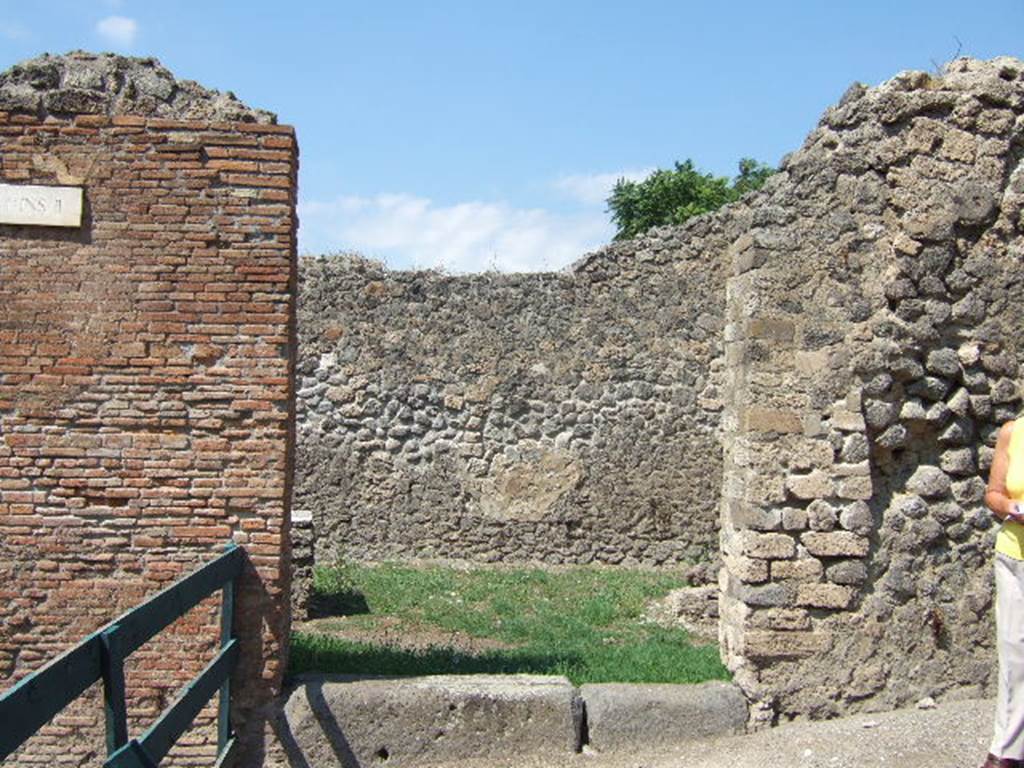 I.2.32 Pompeii. September 2005. Entrance.
According to Fiorelli there were various painted graffiti on the plaster on the outside wall at the side of the doorway. Three of them were –
1) poLYBIVM 2) POPIDIVM. RVFVM.AED 3) POPIDIUM Rufum….
.....…ROGANT
See Pappalardo, U., 2001. La Descrizione di Pompei per Giuseppe Fiorelli (1875). Napoli: Massa Editore. (p.33)
