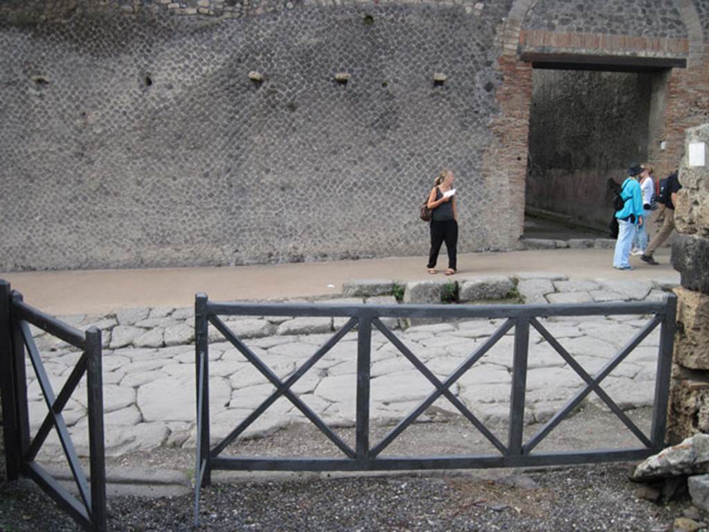 I.3.1 Pompeii. September 2010. Looking west from bakery sales room onto via Stabiana.
Photo courtesy of Drew Baker.