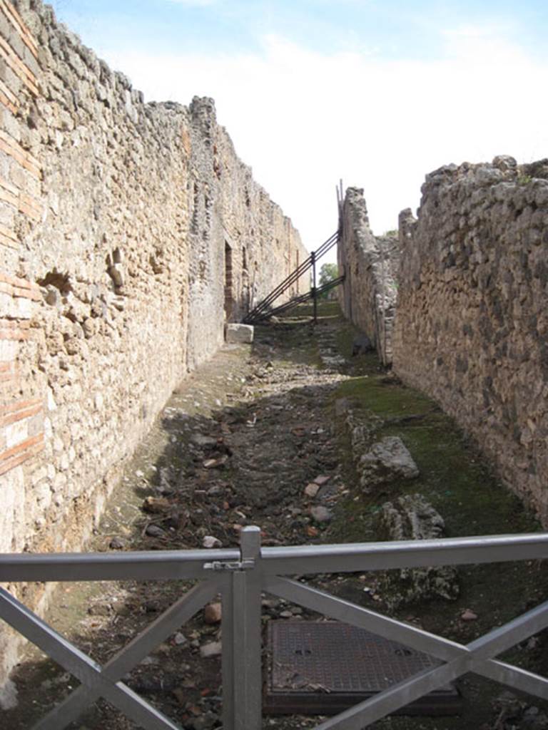 I.3.1 Pompeii. September 2010. Looking east along unnamed vicolo, from Via Stabiana.
Photo courtesy of Drew Baker.