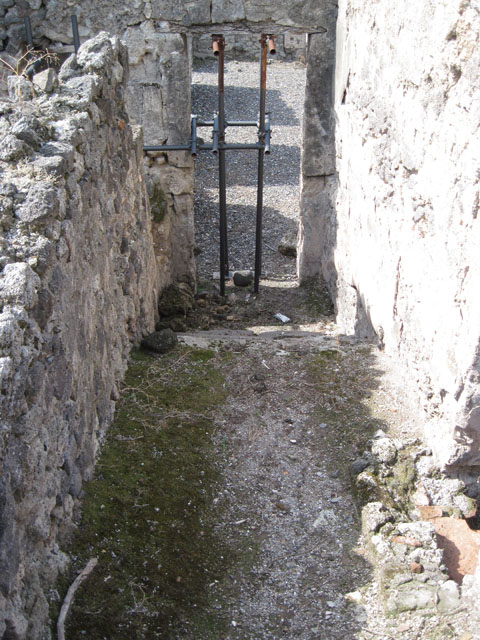 I.3.31 Pompeii. March 2009. Steps to upper floor. Looking east. On the left can be seen the doorway with steps leading down to the subterranean area.

