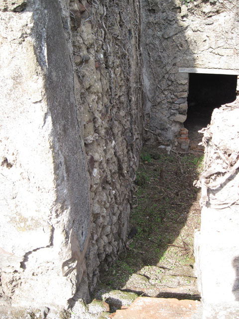 I.3.3 Pompeii. September 2010. Subterranean Level, looking south towards vaulted alcove.
Photo courtesy of Drew Baker
