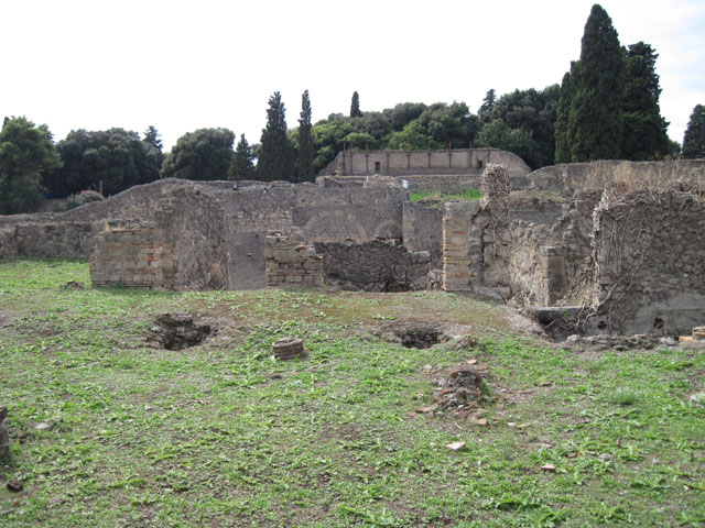 1.3.3 Pompeii. March 2009. Collapsed floor of West Portico and rooms on lower floor, with door to stairs.