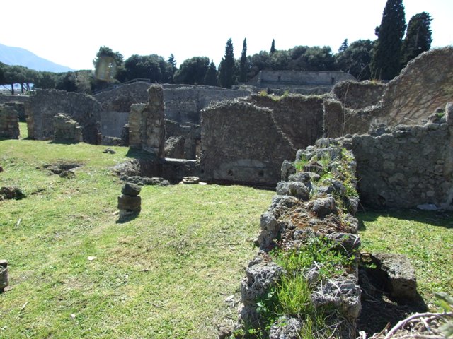 1.3.3 Pompeii. March 2009. West Portico area, and doorway to top of staircase, on upper left. On the upper right is a doorway to room in north-west corner of peristyle which, according to Mau, was ruined when excavated. This room would have been above the yard room in the subterranean level. See Mau, A: BdI, 1874 (p.183)