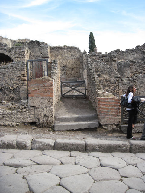 I.3.3 Pompeii. May 2005. Looking out onto Via Stabiana from inside the atrium. The doorway on the left leads into the entrance corridor, the doorway on the right connected to the shop at I.3.4.
