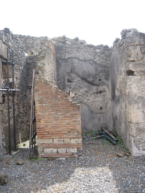 I.3.3 Pompeii. May 2005. Doorways to two rooms on south side of atrium.