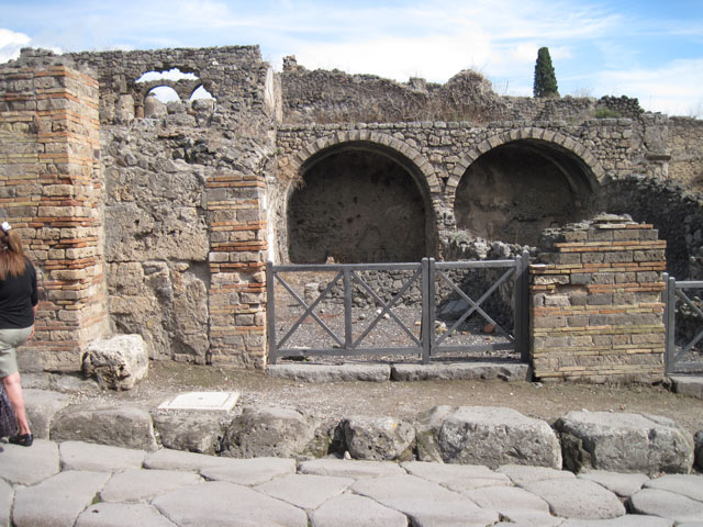 I.3.6 Pompeii. May 2005. Looking east into shop from Via Stabiana.