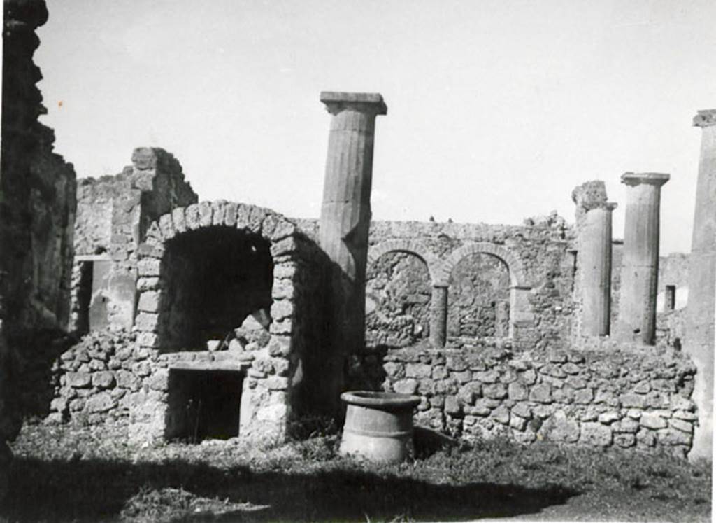 I.3.8b Pompeii. 1935 photograph taken by Tatiana Warscher, taken from the east.
See Warscher, T, 1935: Codex Topographicus Pompejanus, Regio I, 3: (no.16a), Rome, DAIR, whose copyright it remains.
According to Warscher,
“This house was not without interest. The tufa Doric columns of the peristyle had been joined – later – by a wall between them. The west side of the portico consisted of brick columns surmounted by arches. Above these arches was a walkway. The north wall ended in a vault.”