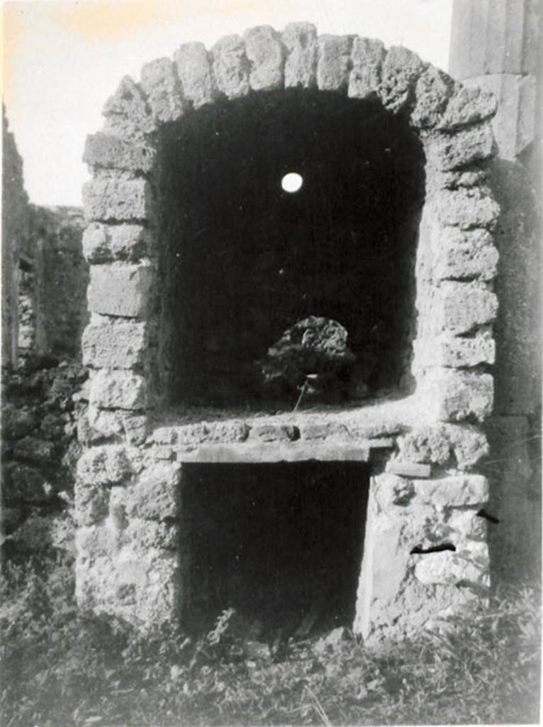 I.3.8b Pompeii. 1935 photograph taken by Tatiana Warscher. Looking west towards the front of the oven, resting on the east portico. The terracotta pipe to lead the smoke to the exterior was embedded in the wall of the oven.
See Warscher, T, 1935: Codex Topographicus Pompejanus, Regio I, 3: (no.24), Rome, DAIR, whose copyright it remains.