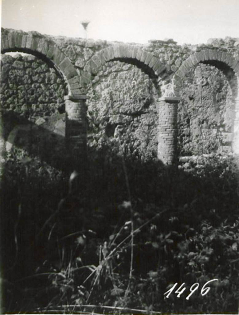 I.3.8b Pompeii. 1935 photograph taken by Tatiana Warscher, looking towards west portico.
See Warscher, T, 1935: Codex Topographicus Pompejanus, Regio I, 3: (no.17), Rome, DAIR, whose copyright it remains.