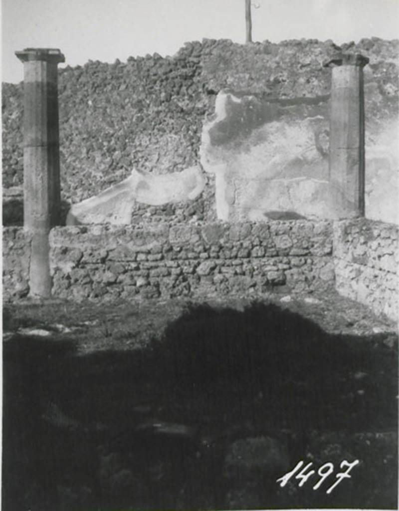 I.3.8b Pompeii. 1935 photograph taken by Tatiana Warscher. Taken from the centre of the peristyle, looking towards the second and third columns of the north portico.
See Warscher, T, 1935: Codex Topographicus Pompejanus, Regio I, 3: (no.21), Rome, DAIR, whose copyright it remains.
