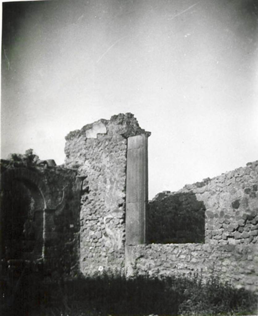 I.3.8b Pompeii. 1935 photograph taken by Tatiana Warscher, looking towards north-west corner and north wall of peristyle.
See Warscher, T, 1935: Codex Topographicus Pompejanus, Regio I, 3: (no.18), Rome, DAIR, whose copyright it remains.