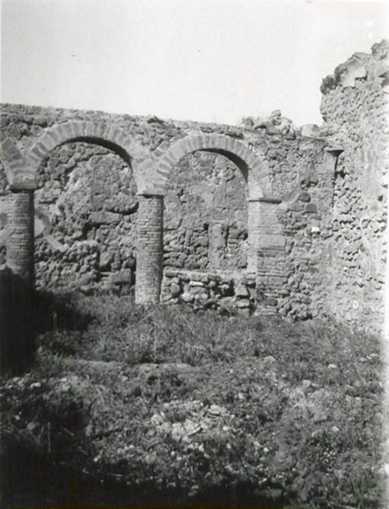 I.3.8b Pompeii. 1935 photograph taken by Tatiana Warscher. Looking towards west portico and north-west corner of peristyle.
See Warscher, T, 1935: Codex Topographicus Pompejanus, Regio I, 3: (no.17a), Rome, DAIR, whose copyright it remains.