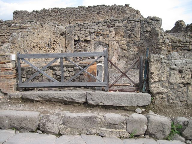 I.3.11 Pompeii. December 2007. Looking north along entrance doorway on Via Stabiana.