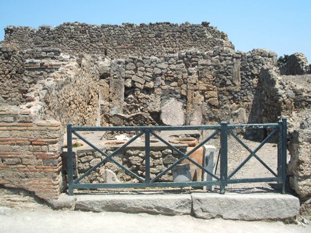 I.3.11 Pompeii.  December 2007. Small marble pillar at end of counter.