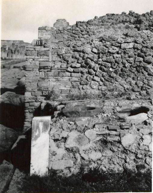 I.3.11 Pompeii.  May 2005.  East wall.