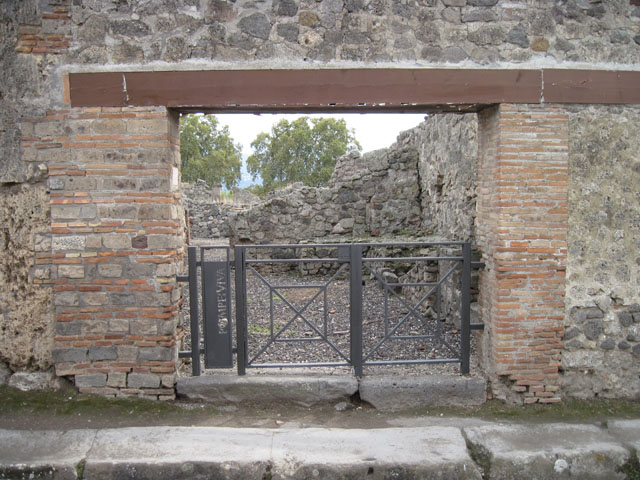 I.3.15 Pompeii. December 2007. Entrance on Vicolo del Menandro. 
Written in black, on the right of the entrance, was the following painted graffito which gave the name of the “fullone”:
Sestius  Venustus  (rogat)    [CIL IV 1082]
See Della Corte, M., 1965.  Case ed Abitanti di Pompei. Napoli: Fausto Fiorentino. (p. 266)

According to Pagano & Prisciandaro, the graffito was written
Segius  Venustus
Ofnoedn        [CIL IV 1082]
See Pagano, M. and  Prisciandaro, R., 2006. Studio sulle provenienze degli oggetti rinvenuti negli scavi borbonici del regno di Napoli.  Naples : Nicola Longobardi. (p. 169) 
