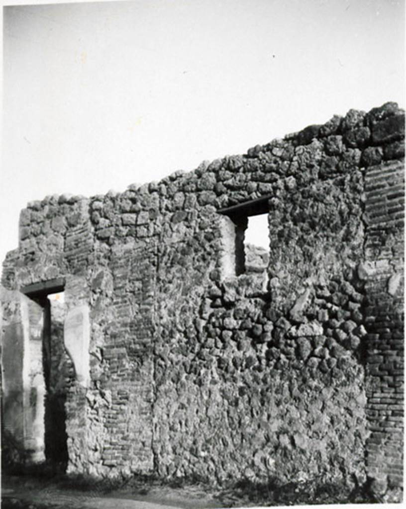 I.3.20/21 Pompeii. 1935 photograph taken by Tatiana Warscher. Looking south towards façade and window of I.2.20 (on right), and doorway at I.2.21 (on left).
See Warscher, T, 1935: Codex Topographicus Pompejanus, Regio I, 3: (no.36), Rome, DAIR, whose copyright it remains.