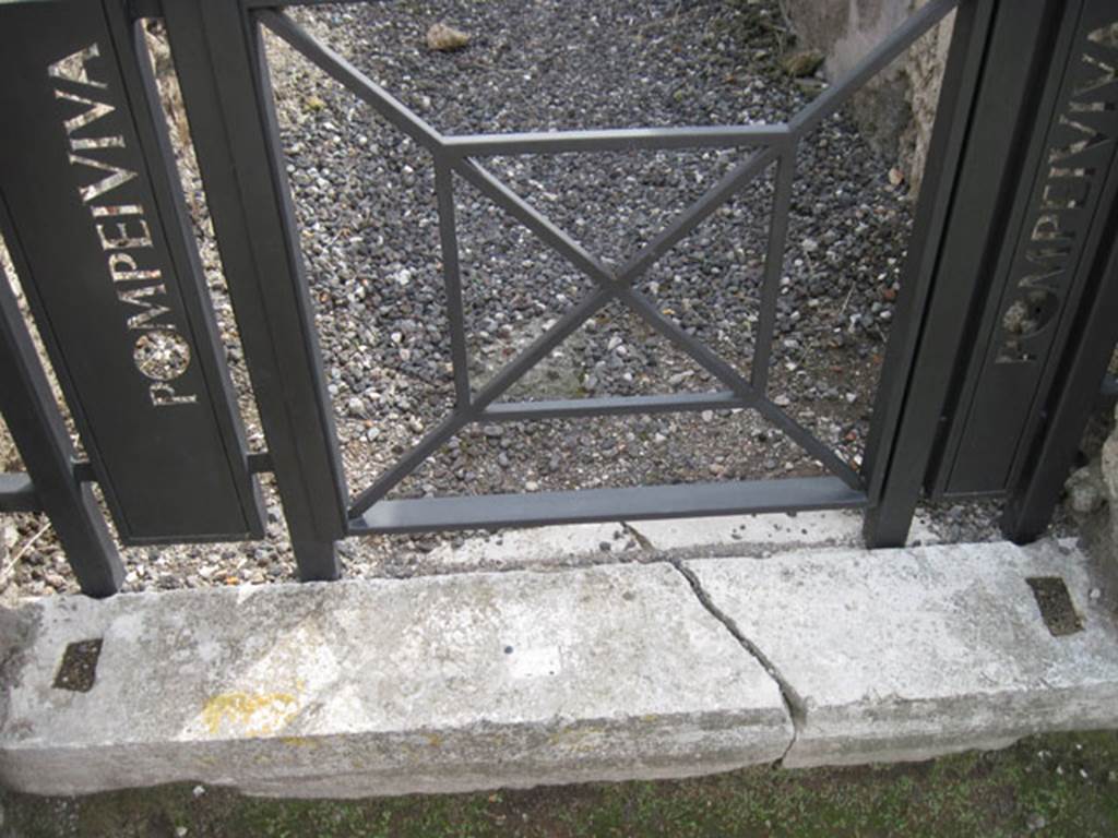 I.3.20 Pompeii. September 2010.
Looking south to detail of marble entrance threshold block, showing doorpost slots.
Photo courtesy of Drew Baker.