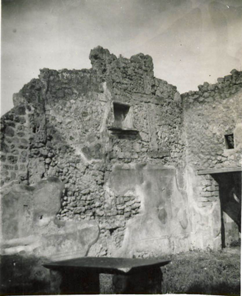 I.3.24 Pompeii. 1935 photograph taken by Tatiana Warscher. According to Warscher,
�La situazione della nicchia pone la questione � se nell�atrio vi fosse oltre al piano terreno anche un primo piano giacch� essa � situata troppo in alto. I pochi avanzi pittorici sulla parete occidentale fanno pensare ad imitazione del primo stile, che la parete cio� fosse mediante fasce divisa in rettangoli oblunghi. L�esempio di questa imitazione del primo stile o �primo stile semplificato� pu� vedersi nell�atrio della casa del Principe di Napoli (VI.15.7/8).
Sopra la porta del cubicolo v�� una piccola finestra�.
See Warscher, T, 1935: Codex Topographicus Pompejanus, Regio I, 3: (no.53), Rome, DAIR, whose copyright it remains.  
(translation: "The situation of the niche raised the question � if in the atrium there was ever an upper floor as the niche was located too high. A few painted remains on the west wall suggested an imitation of the first style, divided into bands by rectangular oblongs.  The example of this imitation of the first style or "first simplified style" can be seen in the lobby of the Casa del Principe di Napoli (VI. 15.7/8).  Over the doorway of the cubiculum there was a small window ".
