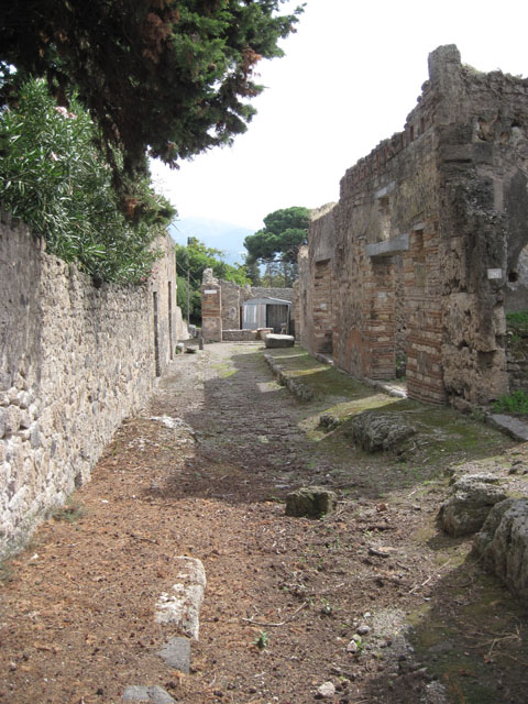 I.3.25 Pompeii. September 2010. Looking west to entrance doorway. Photo courtesy of Drew Baker.