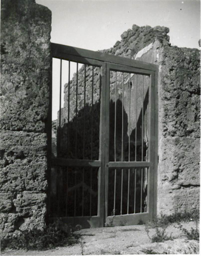 I.3.25 Pompeii. 1935 photograph taken by Tatiana Warscher. 
Looking towards the entrance doorway, and the remains of the painted decoration on the north wall of the entrance corridor.
According to Warscher, found near to the entrance was the electoral programma �
L . CEIVM . SECVNDVM          CAPE
                                                                         LLA.ROG
See Warscher, T, 1935: Codex Topographicus Pompejanus, Regio I, 3: (no.60), Rome, DAIR, whose copyright it remains.  
