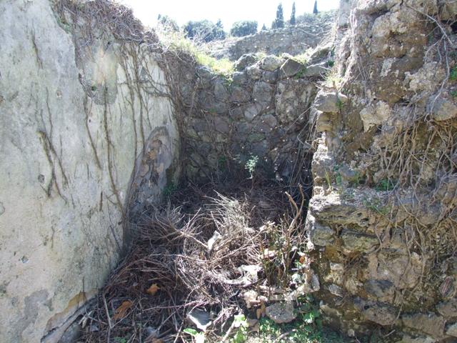 I.3.27 Pompeii. March 2009. South wall of Pistrinum, on the east side of room on the East side of the Oven.
