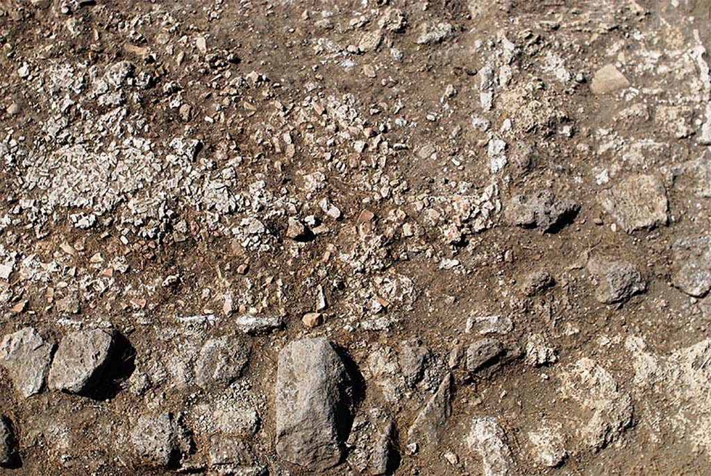 Fig. 6 � Pomp�i, boulangerie I 3, 27 � Vestiges d�un mur aras� et de son sol en �clats de calcaire (vue du sud).
Clich� : N. Monteix � EFR. Utilisation soumise � CC-BY-NC-SA 4.0

