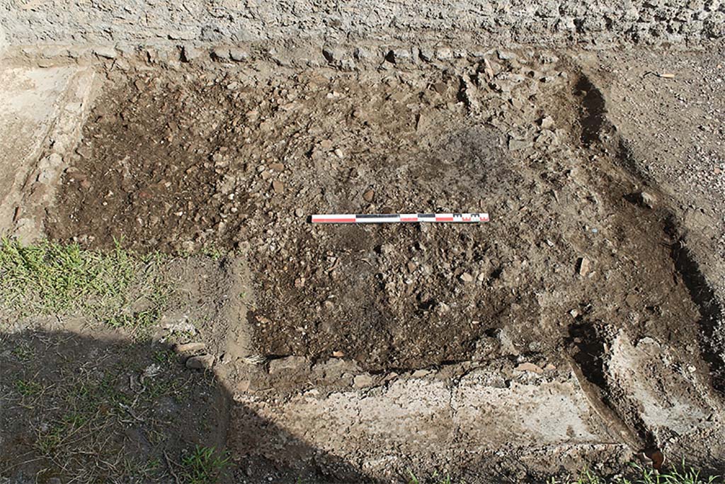 Fig. 7 � Pomp�i, boulangerie I 3, 27 � Rigole aras�e, vestige d�un �tat ant�rieur � la boulangerie (vue du sud).
La zone charbonneuse au centre correspond � un probable feu d�ouvriers lors du d�gagement.
Clich� : C. Salviani � EFR. Utilisation soumise � CC-BY-NC-SA 4.0